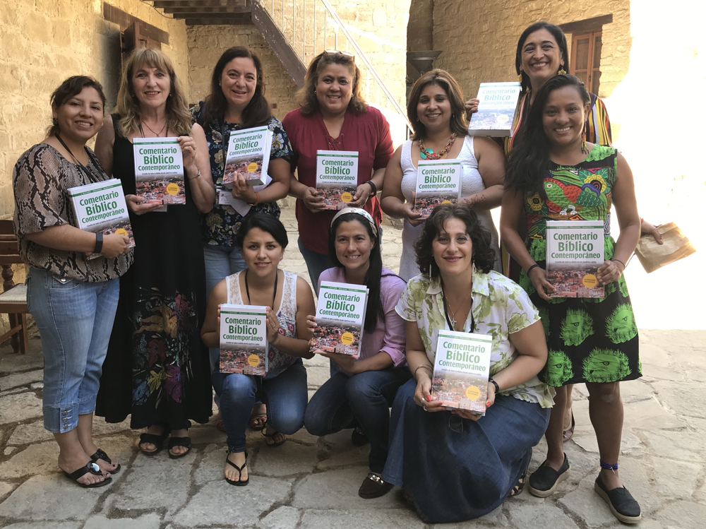 Latin American women receive Latin American Bible Commentary.